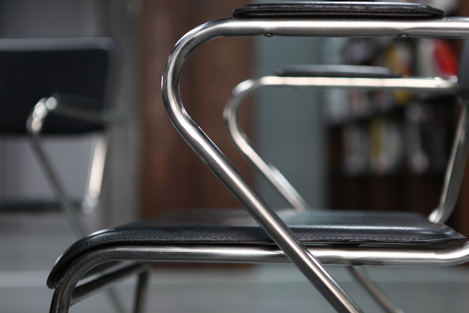 Krzesła metalowe do kuchni – czy warto?