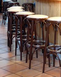 Krzesła barowe – ciekawe uzupełnienie wnętrza